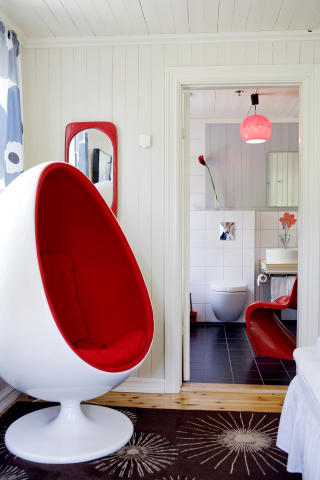 Egger opp rommet: Svenske Henrik Tor-Larsens Ovalia Egg Chair fra 1968 setter preg p� 60-tallsrommet.