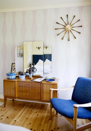 Tidsreise: Lengter du tilbake til 50-tallet, er det bare � sjekke inn p� husmorrommet. Rommet er inspirert av alle �lesundsdamene som var p� husmorferie her i 50-�ra. Stolen heter Vatne 711, og ble k�ret til Norges beste stol i 1958.