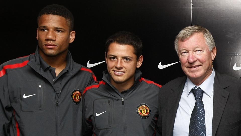 VERNER OM FAVORITTENE: Alex Ferguson er sint p� avisene som skrev at nysignerte Bebe har v�rt d�rlig p� trening. Her er de to sammen med en annen kar med kallenavn, Chicharito (midten).Foto: SCANPIX/AP/Tim Hales