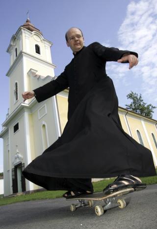 SKATEPREST: Zoltan Lendvai (45) vil lokke unge til Jesus med rullebrett. Foto: AP