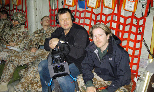 I felten: Mens soldatene tar en hvil fra det harde leirlivet, er filmfotograf Lars Skree og filmskaper Janus Metz p� jobb.
Til sammen tilbrakte filmskaperne tre og en halv m�ned i Helmand-provinsen i Afghanistan.