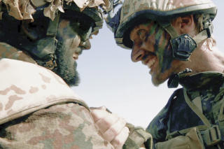 Soldatlivet: En dansk soldat f�r morfin mot skuddskade. Hjemme i leiren viser soldatene
fram v�pnene til drepte talibansoldater. Nederst snakker to av soldatene om at skuddramaet
er en opplevelse de aldri vil glemme. Bildene er fra filmen, tatt av fotograf Lars Skree.