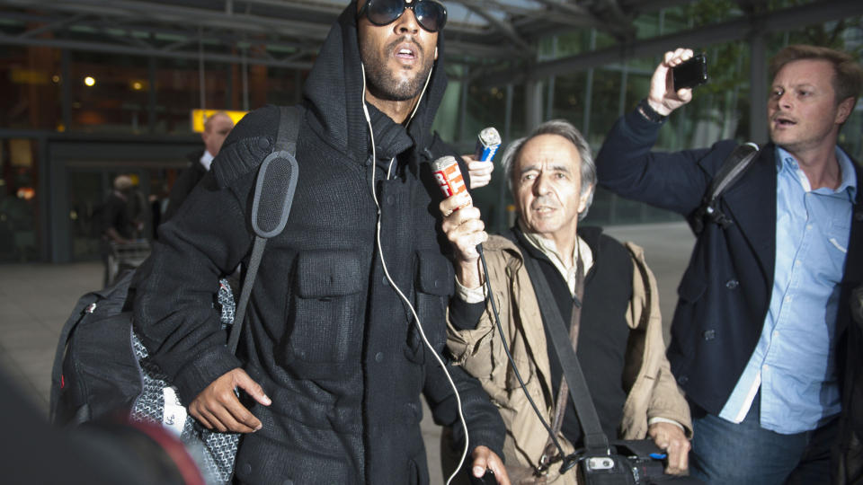 SENDT HJEM: Nicolas Anelka synes utestengelsen han har f�tt bare er morsom. Her ankommer han London etter at Frankrike sendte ham hjem fra VM. Foto: AFP/Frantzesco Kangaris