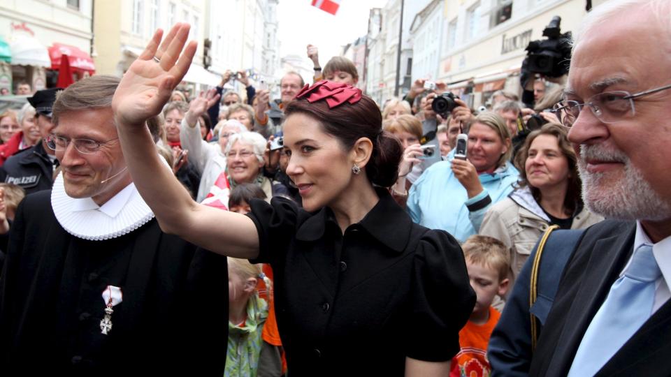BES�KTE DEN DANSKE MINORITETEN: Kronprinsesse Mary p� bes�k i Flensburg i Tyskland i fjor v�r. Fortsatt bor det en stor dansk minoritet i det som i dag heter Schleswig-Holstein. Danmark har fortsatt ogs� en tysk minoritet p� sin side av grensen. Foto: EPA/KAY NIETFELD