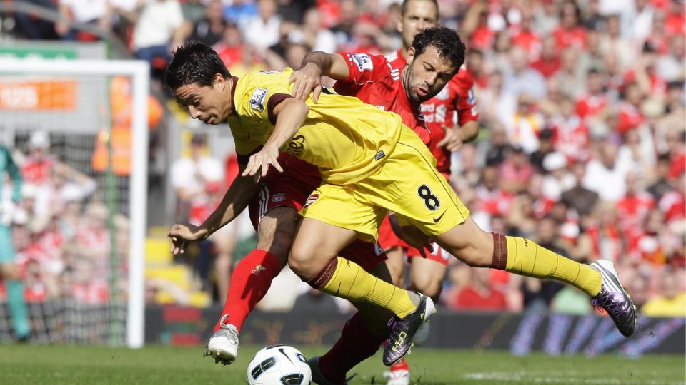 �NSKER SEG VEKK: Javier Mascherano (bak) spilte for Liverpool mot Arsenal forrige helg, men n� skal argentineren snart v�re solgt. Foto: EPA/ANITA MARIC