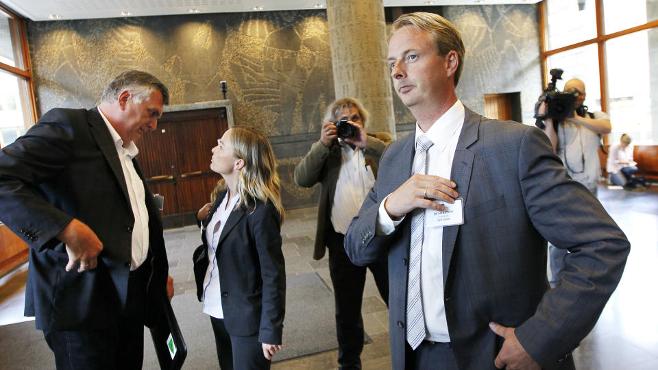 M�TER MINISTEREN I KVELD: Granvin-ordf�rer Jan Ivar R�dland (t.v), Ulvik-ordf�rer Mona Haugland Hellesnes og Os-ordf�rer Terje S�viknes krever at forsyningssituasjonen i Bergen vurderes i en egen utredning, dersom situasjonen er s� alvorlig som regjeringen skal ha det til. Foto: Erlend Aas / Scanpix