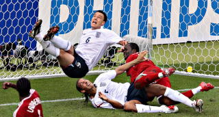 P� RUMPA: England slo Trinidad og Tobago 2-0, men gikk senere p� en VM-smell. P� tribunen sitter fans viss navn er solgt p� svarteb�rs.
Foto: ARNT E. FOLVIK / Dagbladet