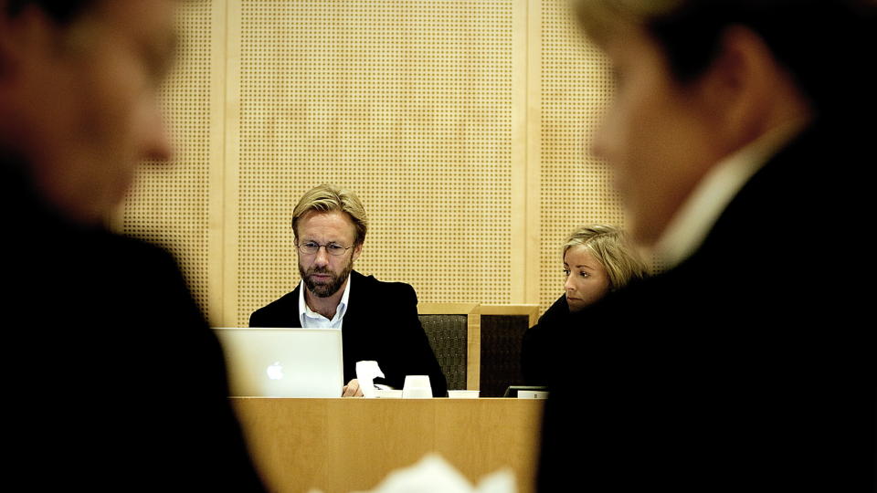 - TAR ANSVARET: Thomas Giertsen legger seg flat og tar fullt ansvar for at Marit Egelands arbeidskontrakt aldri ble underskrevet. Men han og Feelgood st�r fortsatt p� sitt motkrav. Her sammen emd advokatfulmektig Agathe L�wenborg. Foto:Bj�rn Langsem.