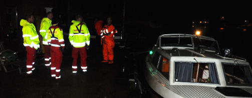 HENTET MED B�T: Mannen som varslet om ulykken, ble selv med i denne b�ten og pekte ut stedet hvor han hadde etterlatt kameraten. Foto: MARTIN N�SS KRISTIANSEN/LINDESNES AVIS