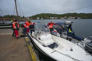 MASSIV AKSJON: Mannskap fra Mandal og S�gne R�de Kors skal foreta strands�k og fraktes ut til �yene av politiet.

FOTO:PER FL�THE