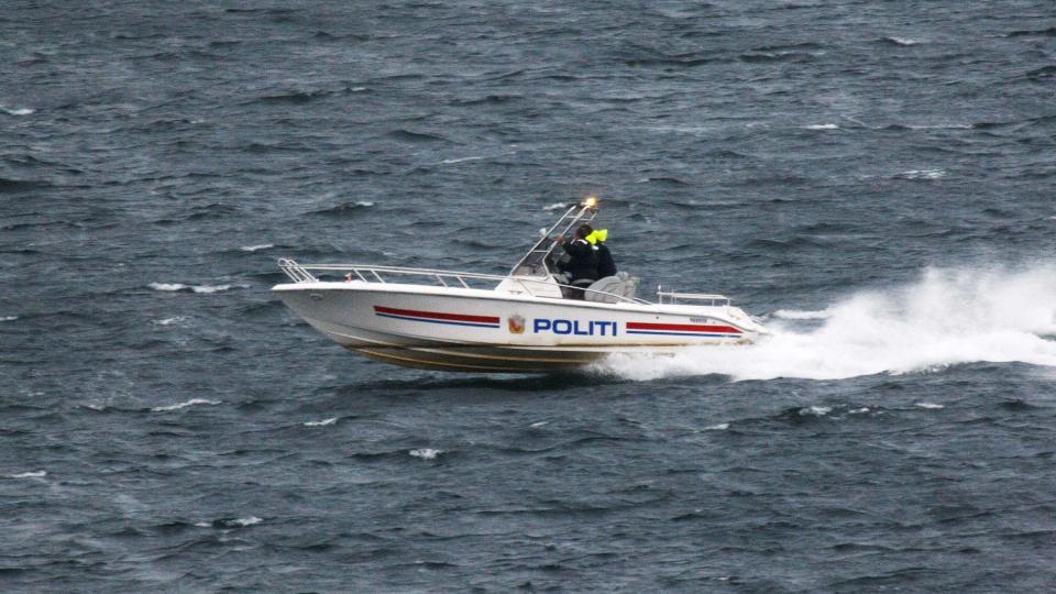 STORSTILT LETEAKSJON: Politib�ter fra Mandal s�ker rundt holmer og skj�r der danskene forsvant i b�lgene. FOTO:PER FL�THE/DAGBLADET