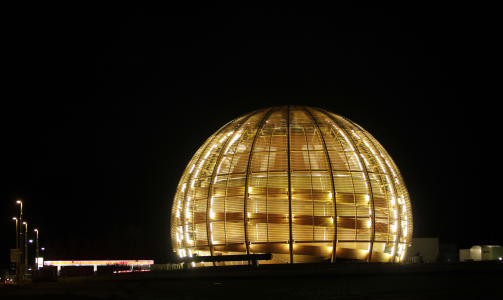 LETER ETTER SVAR P� UNIVERSETS G�TER: Den s�kalte Big Bang-maskinen i Geneve i Sveits er verdens st�rste atomknuser. Her leter de etter universets minste partikler.  Foto: AP/Anja Niedringhaus