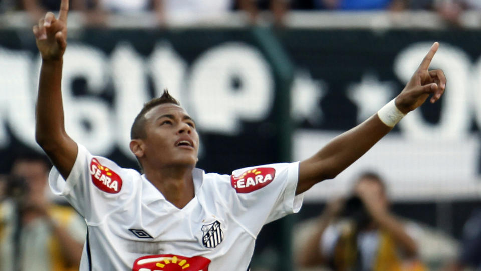 H�RTE P� PEL�: Neymar blir i sin brasilianske klubb i fem �r til. Foto: REUTERS/Paulo Whitaker