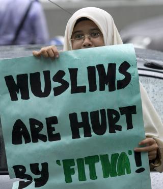 MENER NEDERLAND USETTES FOR ISLAMISERING: Geert Wilders sterkt anti-islamske utspill har blitt lagt merke til over hele verden. Dette er fra en demonstrasjon i Kuala Lumpur. Foto: EPA/AHMAD YUSNI