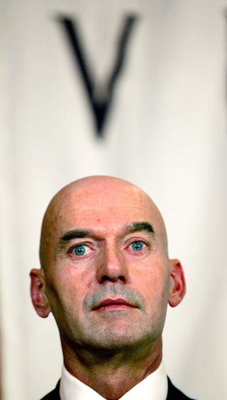 RYSTET NEDERLAND: Den homofile islamkritikeren og politikeren Pim Fortuyn ble skutt og drept under valgkampen i 2002 av en militant dyreverner. Drapet forandret Nederland, og tiden etterp� kalles av og til Fortuyn-revolusjonen. Foto: EPA/JUAN VRIJDAG