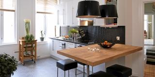 LYST OG FLOTT: Det nye kj�kkenet er ikke til � kjenne igjen. Foto: Espen Gr�nli