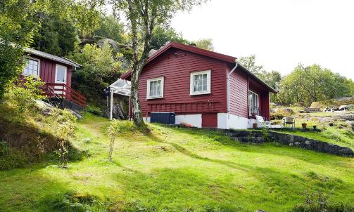 IDYLLISK: Hytta der de savnede danskene holdt til ligger idyllisk til p� heia opp fra Farestad. FOTO: PER FL�THE