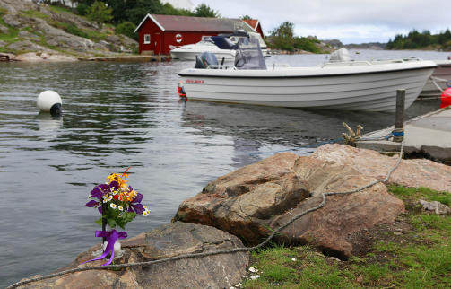 HEDRES: Danskene la ut p� den skjebnesvangre turen fra denne vika p� Farestad. Der har noen lagt ned blomster. Foto: TORBJ�RN BERG/DAGBLADET