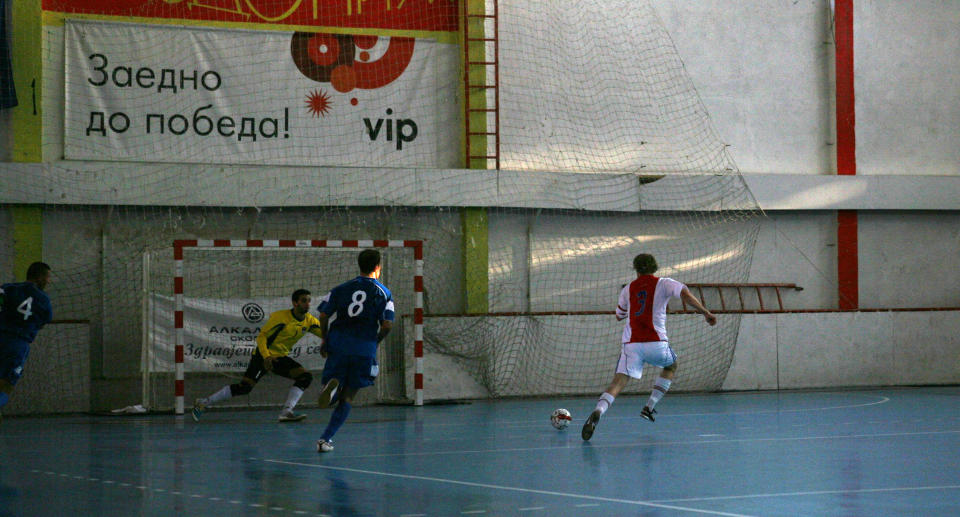 SENSASJONSSEIER: KFUM- og landslagskaptein Thomas S�ther (t.h.) scoret to ganger og var god, da oslolaget slo Danilovgrad fra Montenegro 7-3 i sin �pningskamp i innledende runde av Uefa Futsal Cup. Foto: Guttorm Lende
