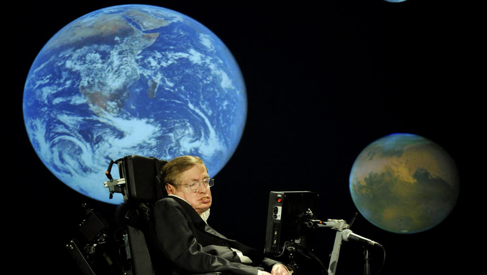- M� SE UTOVER: Stephen Hawking, en av verdens fremste astrofysikerere, mener menneskehetens framtid ligger i rommet. Om vi skal overleve som art i lengden, m� vi komme oss av Jorda, sier han. Foto: SCANPIX