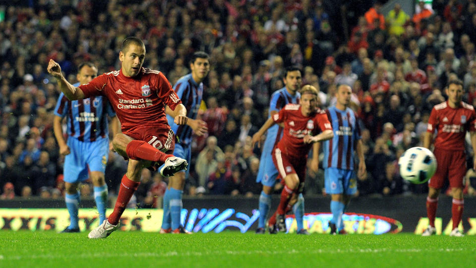 BRENTE STRAFFE: Joe Cole har ikke helt funnet seg til rette p� Anfield enn�. Mot Trabzonspor misbrukte han et straffespark, men serverte ogs� Ryan Babel til det som skulle bli kampens eneste m�l.Foto: SCANPIX/AFP PHOTO/ ANDREW YATES.