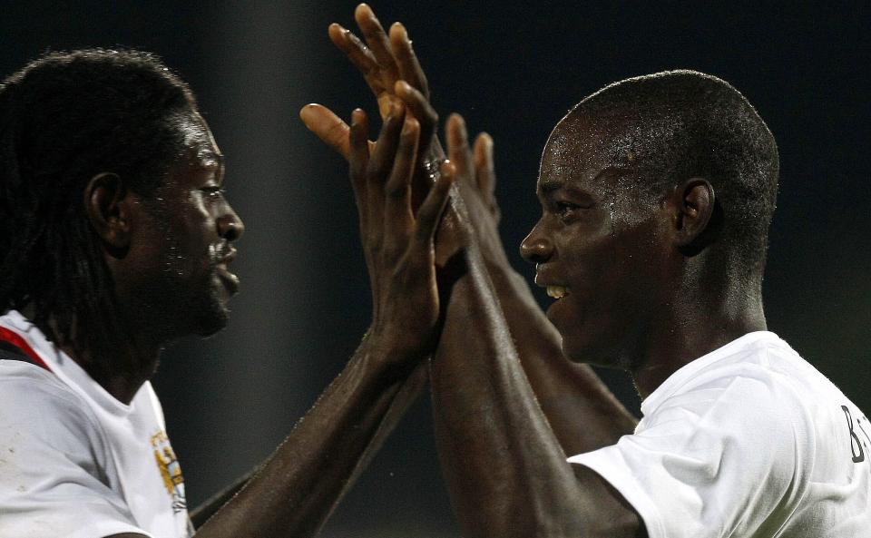 DEBUTERTE MED SCORING: Emmanuel Adebayor gratulerer Mario Balotelli med scoring 15 minutter inn i City-debuten. Foto: EPA/ALIM MATEI
