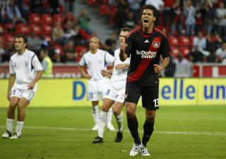 COMEBACK-SCORING: Michael Ballack gjorde comeback i Leverkusen-tr�ya med scoring fra straffemerket.Foto: SCANPIXREUTERS/Ina Fassbender