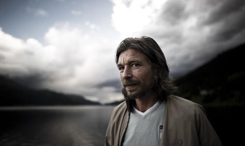 BEVEGER IKKE VERDEN: �N�r dette er sagt, og femte bind av din selvbiografi er lest, Knaus, uten at jeg har oppdaget �n eneste ny tanke, �n eneste setning som har kunnet bevege verden bare �n millimeter framover�, skriver Gert Nyg�rdshaug om forfatterkollega Karl Ove Knausg�rd.