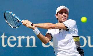 MATCHBALL: Julien Benneteau hadde muligheten til � avgj�re i tiebreak. Foto: Kevin C. Cox/Getty Images/AFP