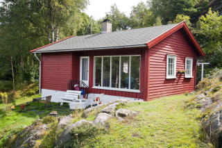 VAR P� SV�MME- OG FISKETUR: Hytta der de savnede danskene holdt til ligger idyllisk til p� heia opp fra Farestad. FOTO: PER FL�THE