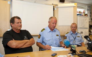 M�TTE GI OPP: Kommuneoverlege Stein Grytten, politistasjonssjef Bjart Gabrielsen og politioverbetjent Nils Olaf Holbek, som her informerer om framgangen i s�ket i g�r ettermiddag. FOTO:PER FL�THE