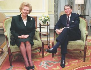 FORBILDE: Geert Wilders fremholder Storbritannias tidligere statsminister Margaret Thatcher som sitt store forbilde. Her er hun sammen med Ronald Reagan p� bes�k hos dronning Elizabeth. Foto: EPA/Ron Bell
