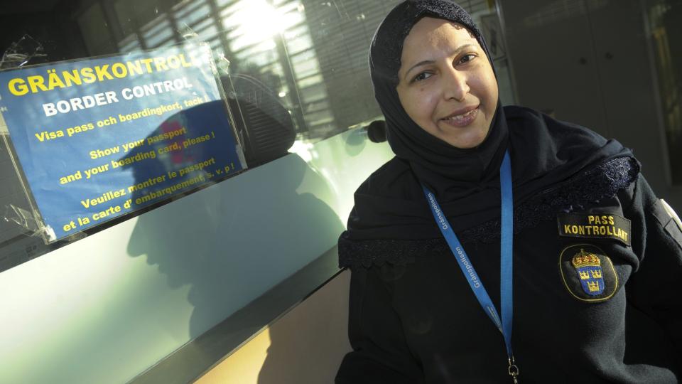 KAN BRUKE HIJAB: Svensk politi har siden 2006 hatt rett til � bruke religi�se hodeplagg til uniformen. Sv�rt f�, hvis noen, benytter seg av muligheten, men Masooma Yaqub, passkontroll�r og ansatt i grensepolitiet, benytter retten. Foto: FREDRIK SANDBERG/ SCANPIX