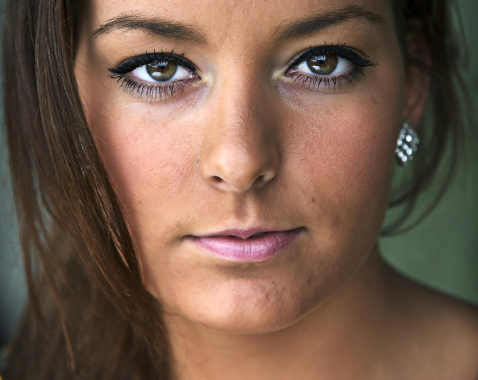 GIRA P� ISRAEL - Jeg blir s� gira n�r jeg tenker p� Israel at jeg glemmer � tenke p� at jeg er t�ff som drar dit, sier Linn Perez (18) fra Sandnes. Hun verver seg frivillig til to �rs milit�rtjeneste i Israel. Foto: Alf Ove Hansen
