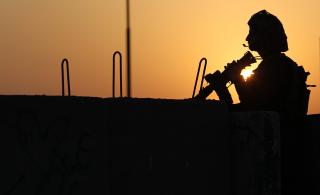VAKTTJENESTE: En israelisk soldat vokter et kontrollpunkt i Ramallah p� Vestbredden. Foto: SCANPIX/EPA/OLIVER WEIKEN