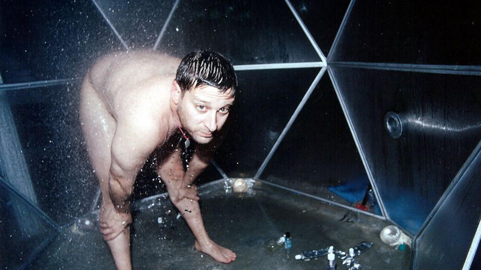 INGENTING � SKJULE: Josh Harris forkynte at alle i fremtiden ville vise seg frem p� nettet. Han levde som han forkynte. Historien om hans vekst og fall fortelles i den fascinerende dokumentaren �We Live In Public�.