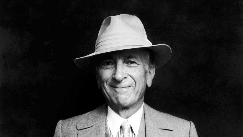 F�RSTEMANN UT: Gay Talese st�r bak noen av de beste featurereportasjene i amerikansk journalistikk. Han har ogs� skrevet en biografi om sin tidligere arbeidsgiver New York Times, den f�rste �mediabok�-bestselgeren. Foto: Random House