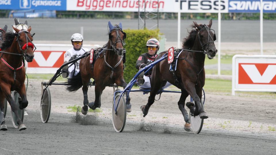 L�PER RASKERE. Carpe Emmanova var sjuk i det siste l�pet, men vant likevel. Her i tredje siste start, som ogs� ble seier. Foto: HESTEGUIDEN.COM.