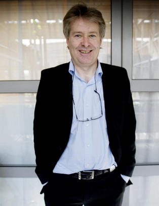 I dag blir han sjefen til kona og s�nnen