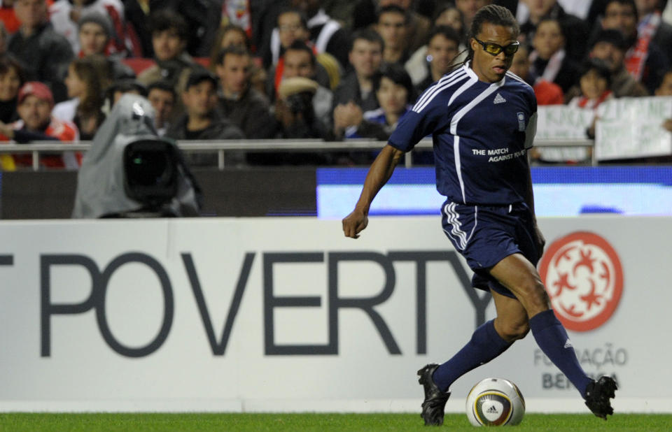 ANMELDT: Edgar Davids er anmeldt for vold mot en kvinne p� en kino i Amsterdam. Fotballstjernen som nylig gjorde comeback i for Crystal Palace, skal angivelig ha sl�tt kvinnen i ansiktet da hun hadde opptatt en plass fotballspilleren mente tilh�rte ham og hans f�lge.Foto: SCANPIX/AFP PHOTO/MIGUEL RIOPA
