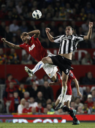 STOR OG STERK: Andy Carroll i en hodeduell med Nemanja Vidic i �pningskampen. Foto: PHIL NOBLE/REUTERS