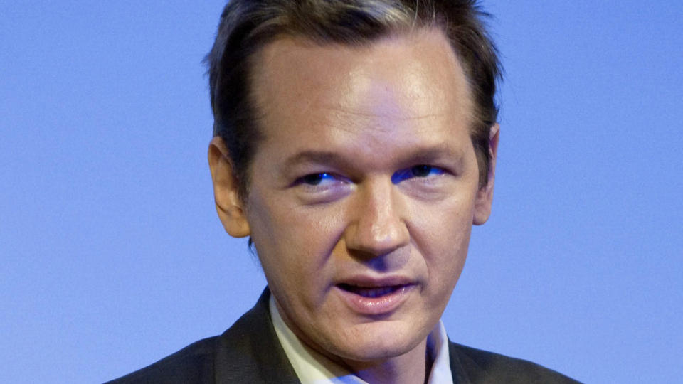 - VIL MELDE SEG: Wikileaks-gr�nder Julian Assange (39) vil melde seg for svensk politi. Assange er siktet for voldtekt og mishandling. Foto: Bertil Ericson/Scanpix