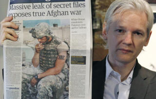 LEKKASJEKJENDIS: Wikileaks-gr�nder Julian Assange holder her opp en utgave av The Guardian etter at over 90 000 topphemmelige dokumenter om krigen i Afghanistan ble lekket. Foto: REUTERS/Andrew Winning/Scanpix
