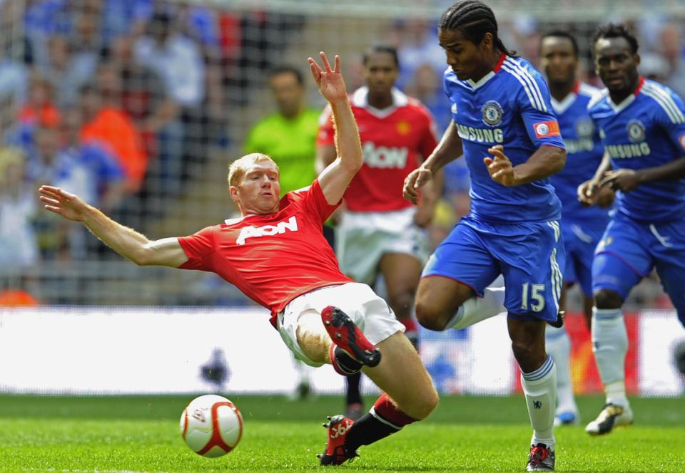 MED KNOTTENE F�RST: Det er slike taklinger Paul Scholes if�lge Arsene Wenger har for mange av. Foto: TOM HEVEZI/AP