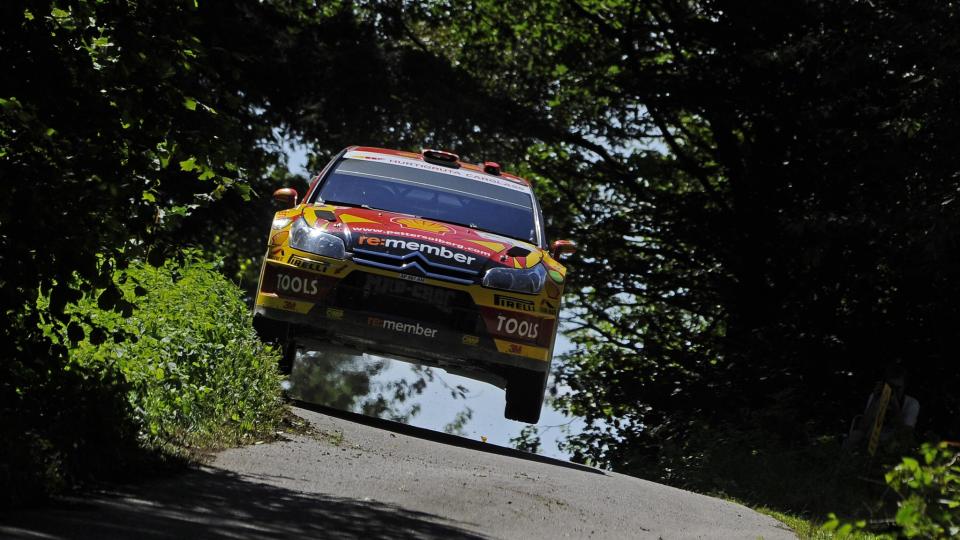 KLATRER: Petter Solberg er p� vei oppover resultatlistene i Rally Tyskland etter en god start l�rdag.Foto: SCANPIX/EPA