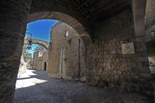 CHARITOS STREET:  Det er ikke lett � finne fram i gamlebyen. Byen er bygget med gater p� kryss og tvers for � forvirre sj�r�verne. Foto: JOHN TERJE PEDERSEN/Dagbladet
