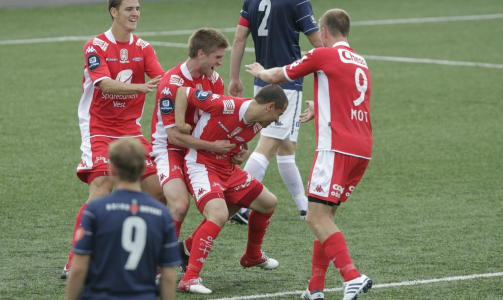 UTNYTTET KEEPERTABBE: Adam Larsen Kwarasey bommet grovt da han skulle bokse ut ballen, og serverte i stedet Diego Guastavino som ga Brann ledelsen.Foto: Erlend Aas / Scanpix
