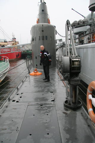  MARITIMAN:  G� ombord p� ub�ten Nordkaparen . Her er det pensjonert marineoffiser Rolf Thorsell som viser fram ub�ten p� Maritiman. Foto: KIRSTEN MARGRETHE BUZZI/Dagbladet