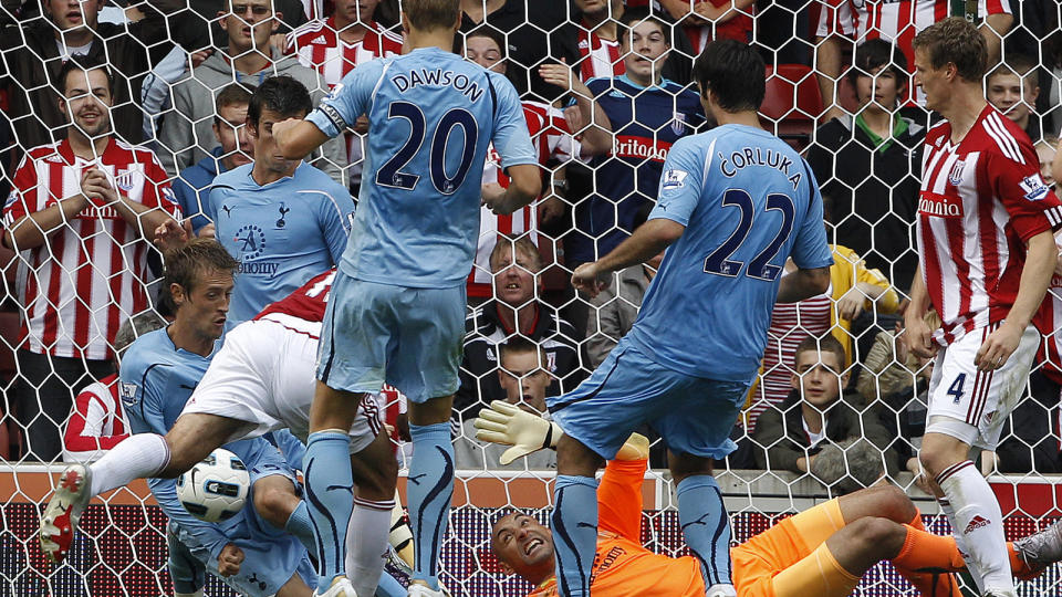 Peter Crouch reddet ballen fra � treffe nettmaskene, men reprisene viste at ballen trolig var over linja.