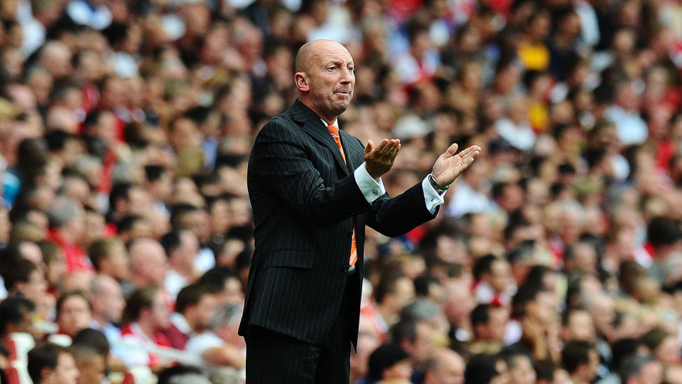 KARISMATISK; Sitatmaskinen Ian Holloway gestikulerer under kampen mot Arsenal. Holloway var forn�yd med at de bare tapte med seks m�l. Foto: Scanpix